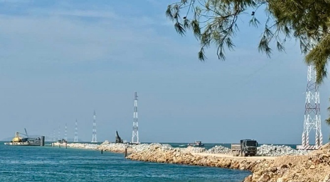 Cảng tổng hợp Hà Tiên đang đẩy nhanh tiến độ thi công khi hoàn thành sẽ góp phần đưa Hà Tiên phát triển mạnh mẽ trong tương lai. 