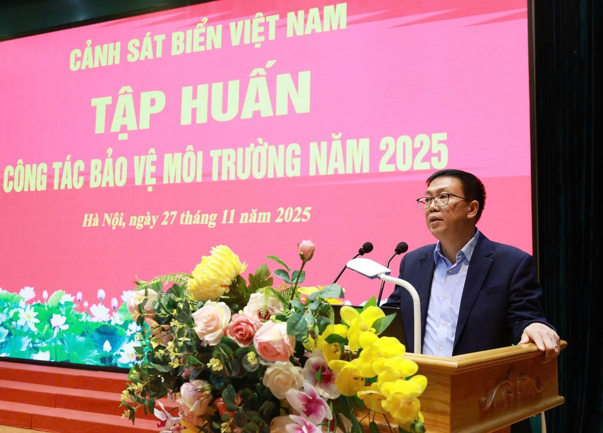 Lãnh đạo Cục Biển và Hải đảo Việt Nam tham gia giảng dạy, tập huấn công tác bảo vệ môi trường biển tại Bộ Tư lệnh Cảnh sát biển. Ảnh: Trường Giang.