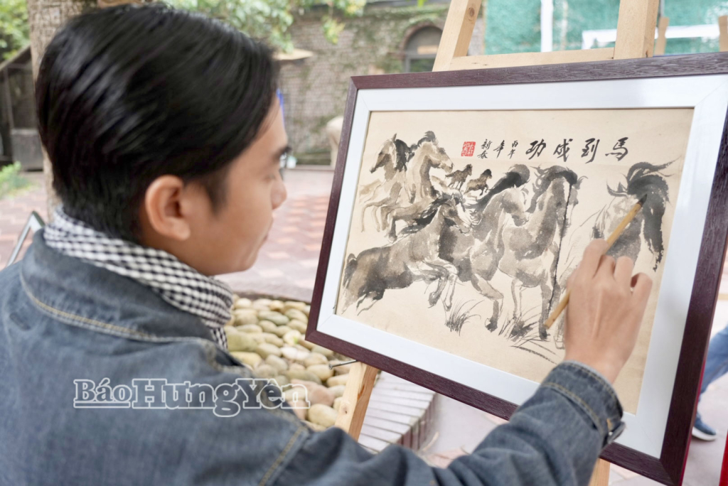 ศิลปินเข้าร่วมกิจกรรมวาดภาพสดเป็นส่วนหนึ่งของโครงการเขียนพู่กันต้อนรับปีใหม่