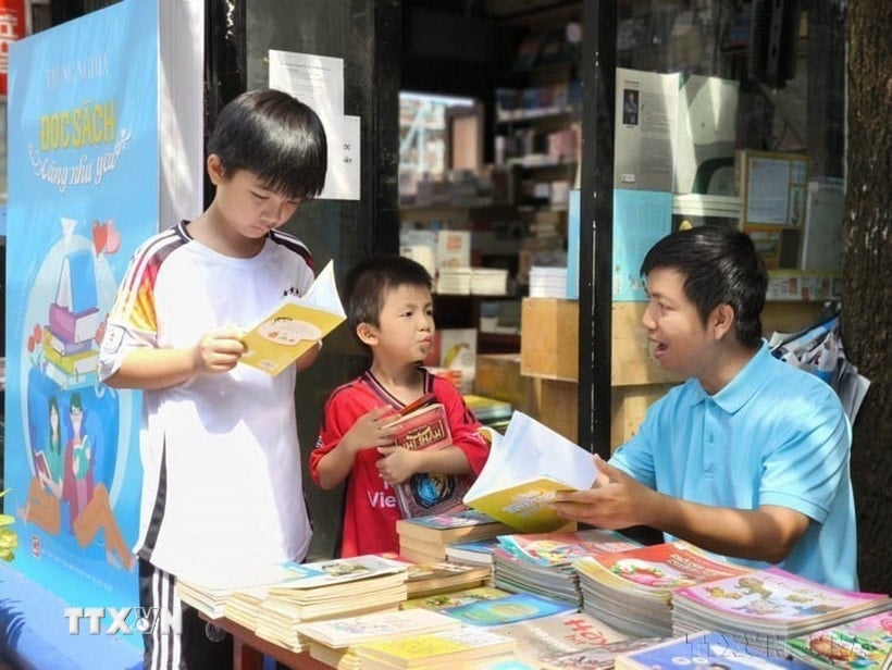 A Rua dos Livros de Ho Chi Minh (Rua Nguyen Van Binh, Distrito 1), inaugurada em 2016, foi a primeira rua dos livros implementada em todo o país e é um modelo eficaz para disseminar a cultura da leitura para o público, especialmente os jovens (2024). (Foto: VNA)