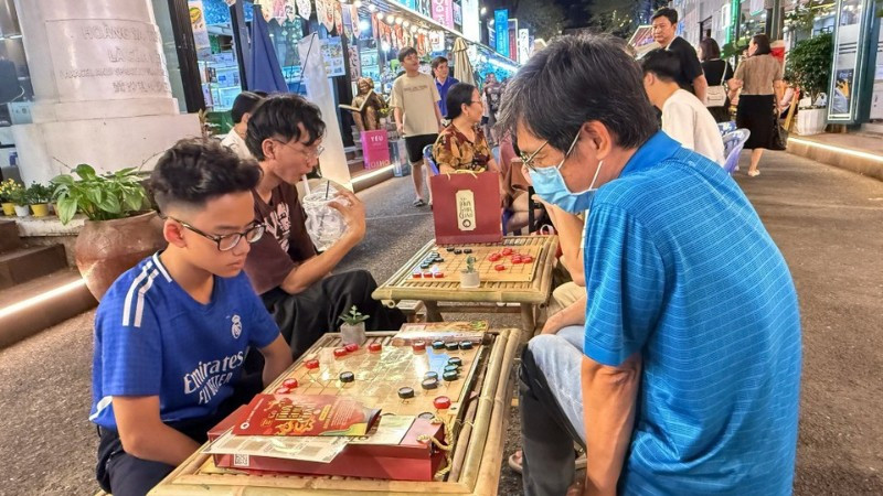 Orang ramai menikmati permainan rakyat tradisional di festival tersebut. (Foto: VNA)