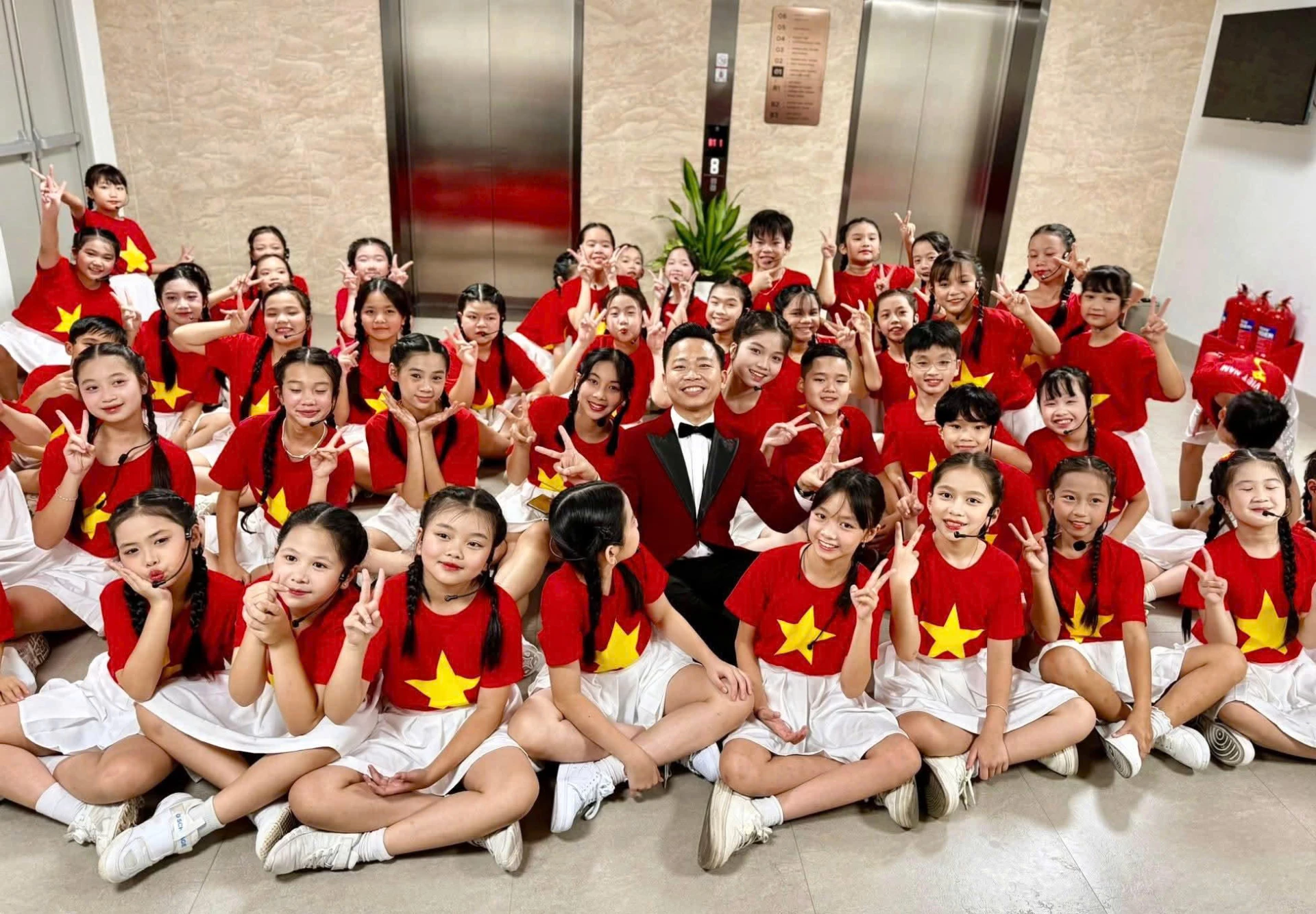 El cantante Hoang Viet Danh con estudiantes en Hanoi - Foto: Proporcionada por el artista.