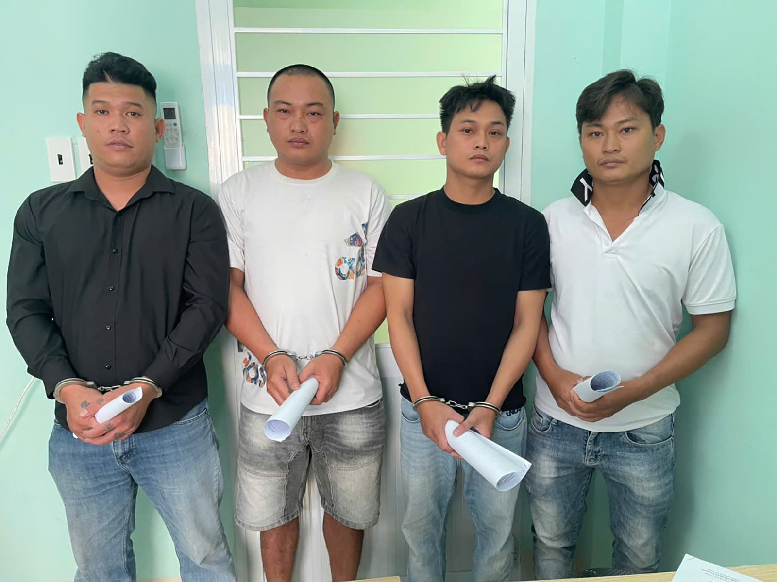 Pihak berkuasa telah mendakwa sekumpulan individu yang menyamar sebagai broker beras dan pesawah padi untuk menipu orang ramai sebanyak lebih 3.3 bilion VND.
