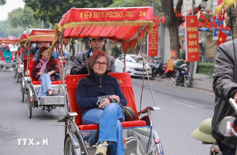 Buitenlandse toeristen genieten van het koele klimaat van Hanoi, de hoofdstad. (Foto: Phan Phuong/VNA)