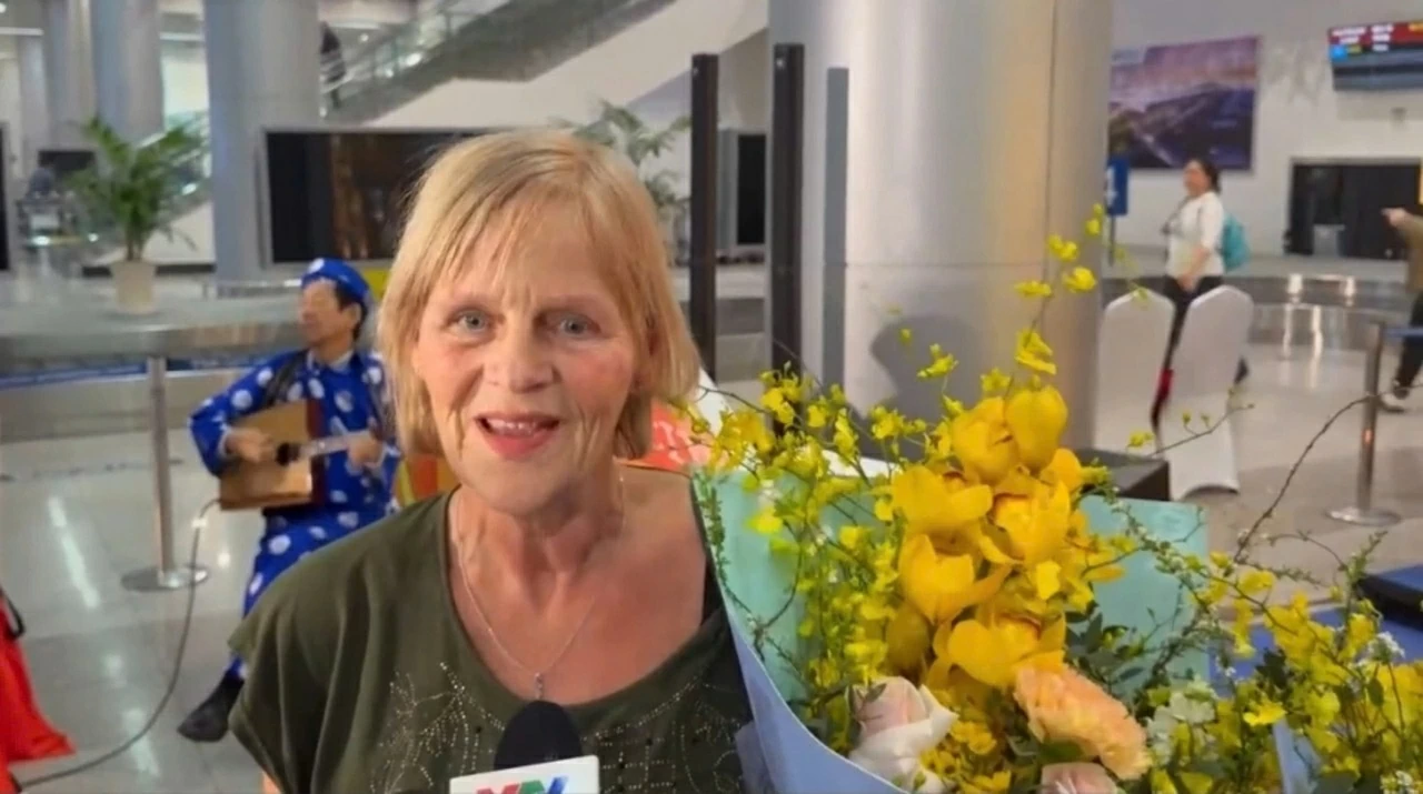 Lydia (una turista olandese) è stata una delle prime persone ad arrivare a Ho Chi Minh City la mattina del 1° gennaio 2026. Bà Lydia (du khách đến từ Hà Lan) là một trong những vị khách đầu tiên 'xông đất' TP.HCM sáng 1/1/2026