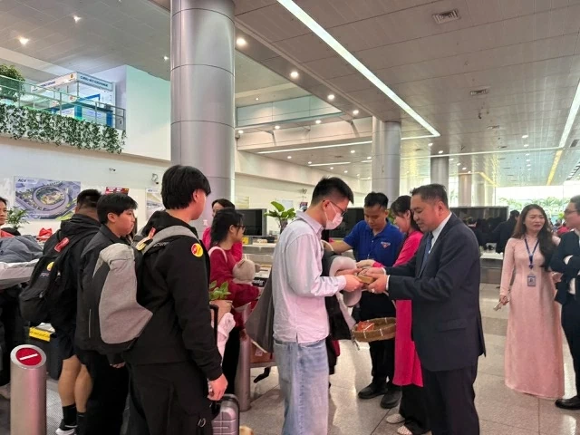 Ho Chi Minh City dà il benvenuto alla prima delegazione internazionale del 2026. TP.HCM chào đón đoàn khách quốc tế 'xông đất' đầu năm 2026