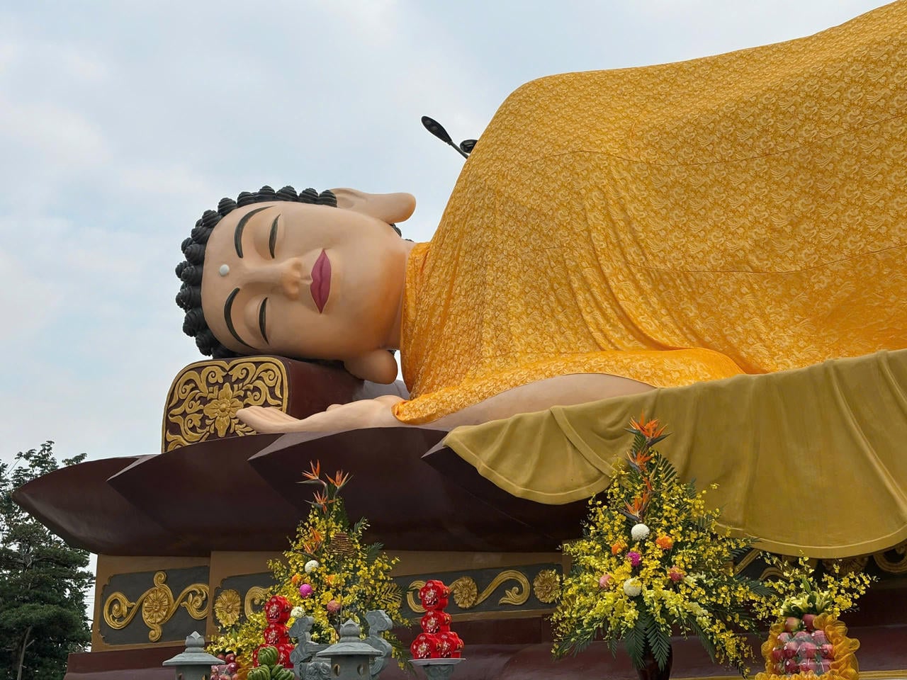 ミャンマー産天然ロジンの大曰如来仏陀彫りペンダントAB1016 涅槃に入る仏像が、ベトナムで最大の緑色の石でできた阿弥陀如来像を