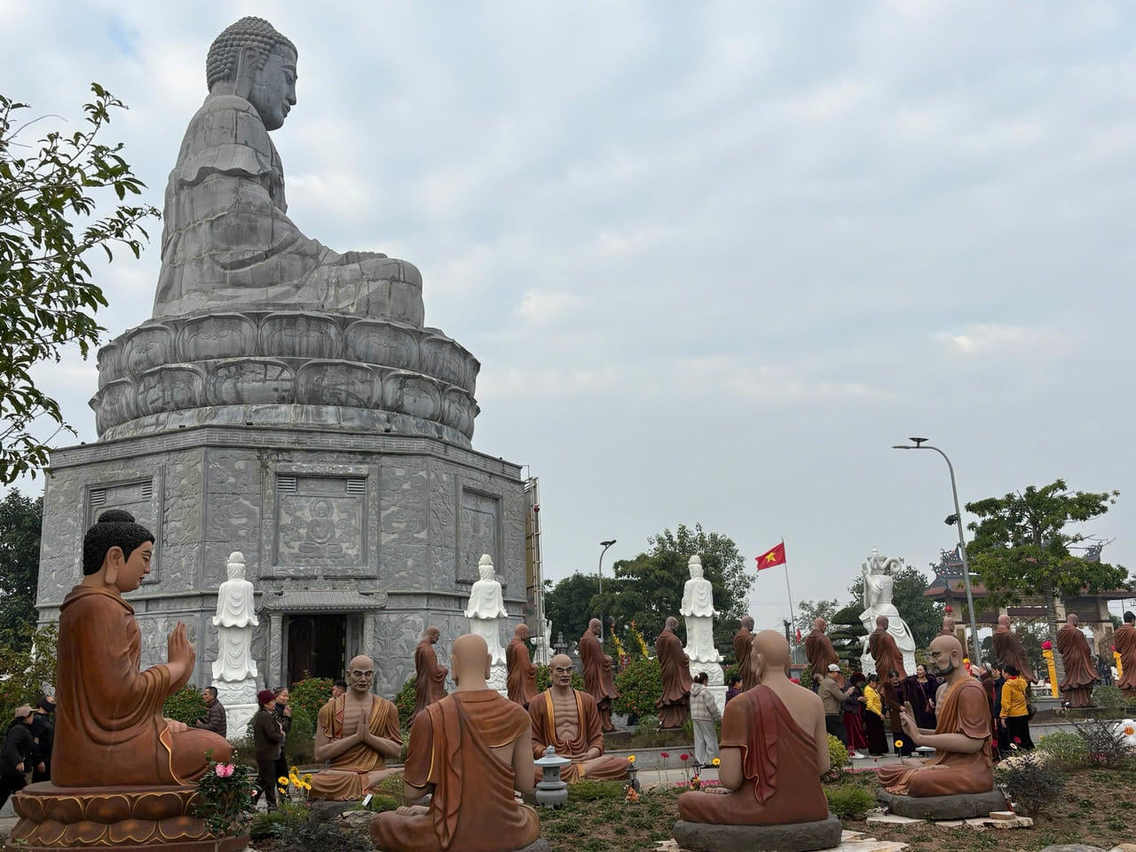 涅槃に入る仏像が、ベトナムで最大の緑色の石でできた阿弥陀如来像を