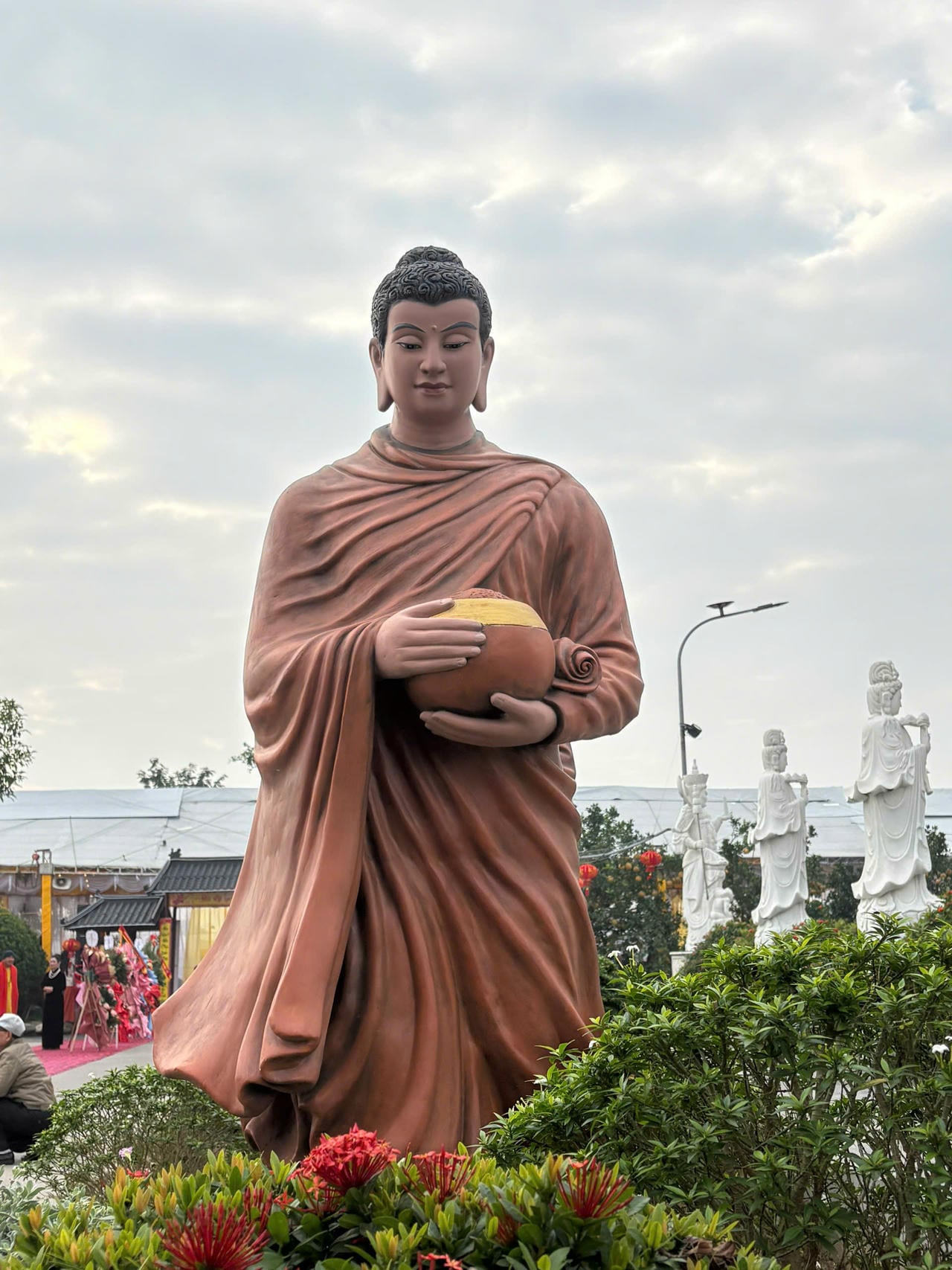 涅槃に入る仏像が、ベトナムで最大の緑色の石でできた阿弥陀如来像を