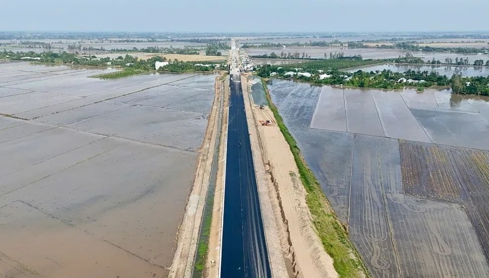 Toàn cảnh tuyến cao tốc Châu Đốc – Cần Thơ – Sóc Trăng đang dần hình thành, tạo trục giao thông xuyên suốt miền Tây. Ảnh: Văn Vũ.