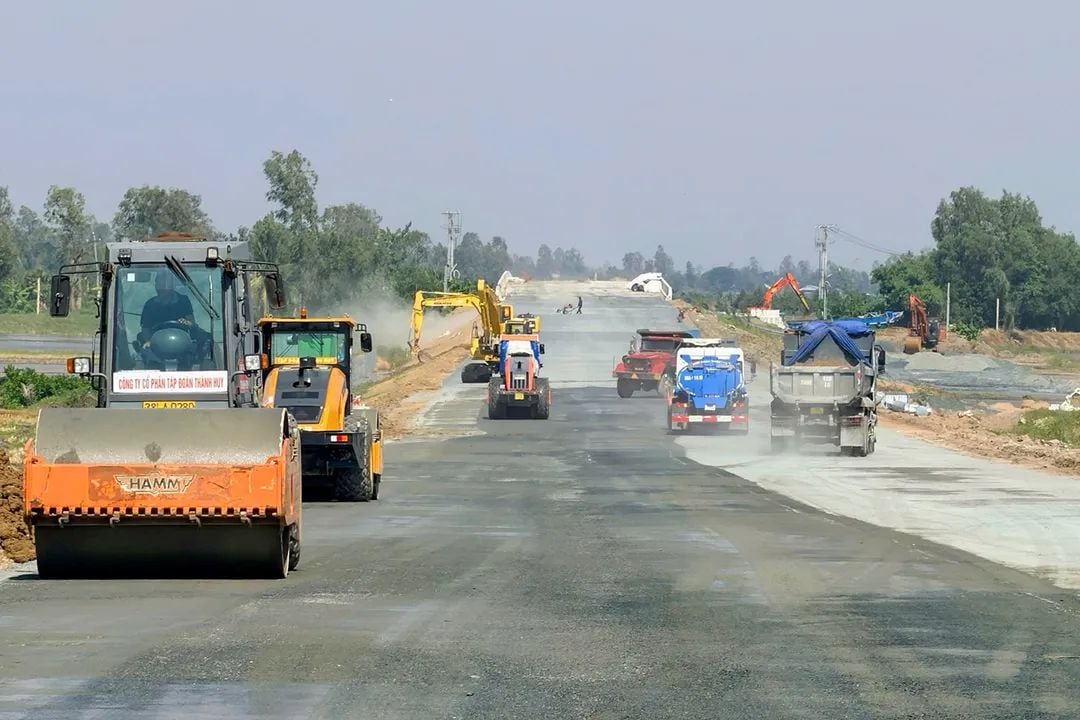 Thi công nút giao đường tỉnh 941 qua xã Vĩnh An, một trong 5 nút giao trên tuyến cao tốc qua An Giang. Ảnh: Văn Vũ.