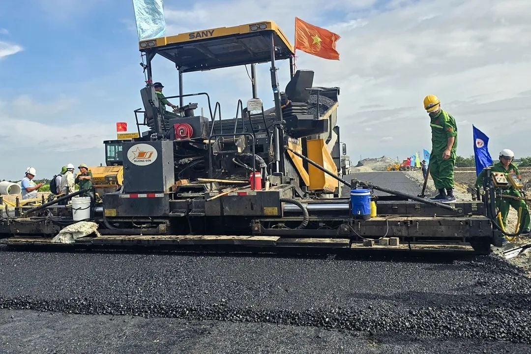 Công nhân thi công thảm bê tông nhựa tại dự án thành phần 1, đoạn qua tỉnh An Giang. Ảnh: Văn Vũ.