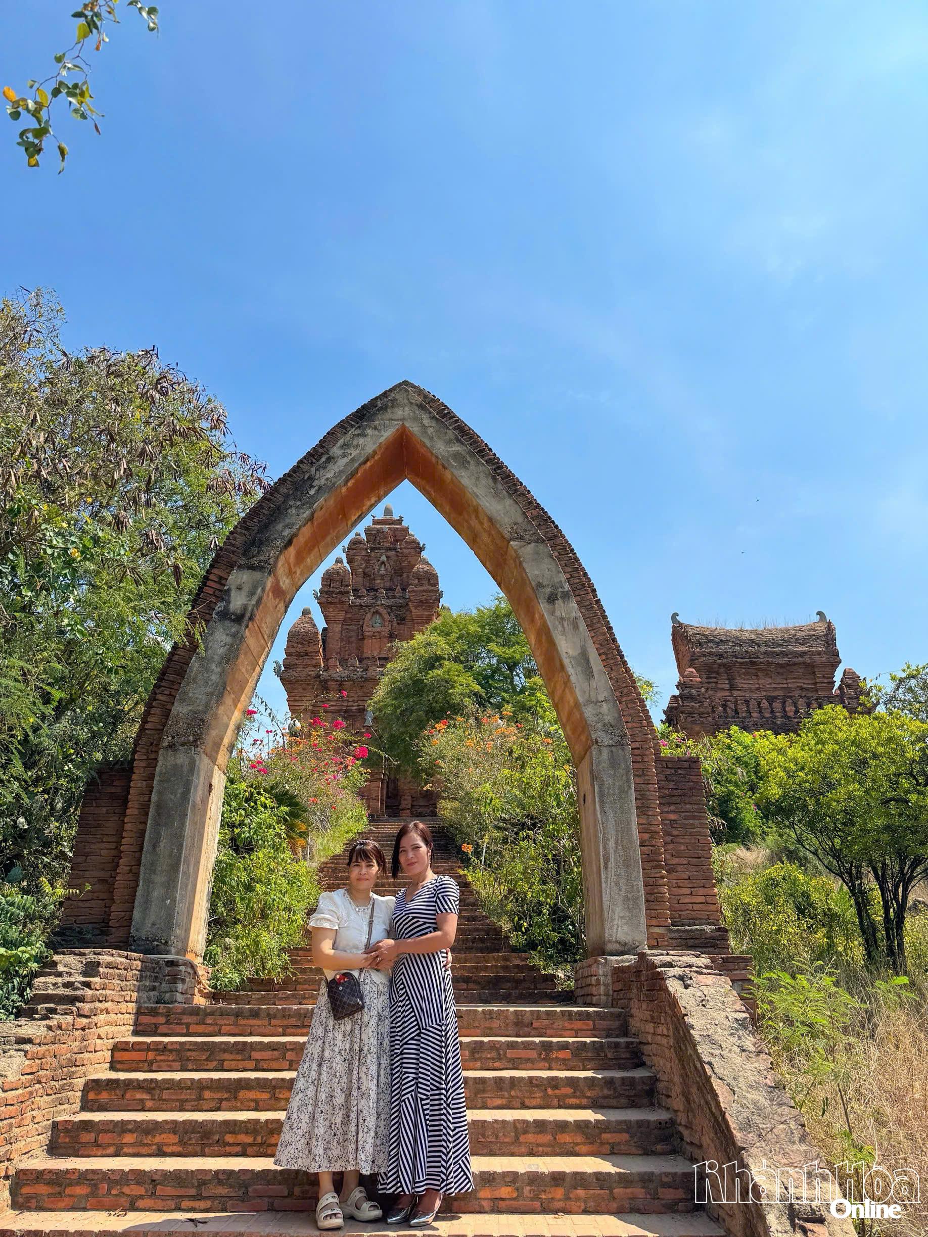 Pelancong mengambil gambar cenderahati di Menara Po Klong Giarai (wad Do Vinh).