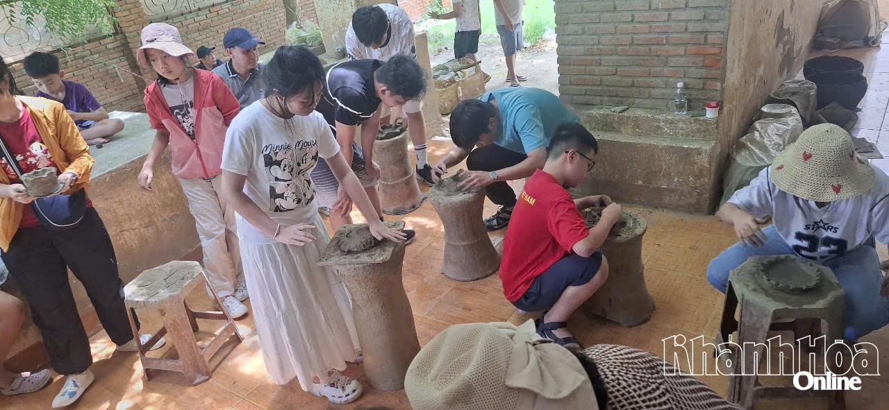 Pelancong mengalami pembuatan tembikar di kampung tembikar Bau Truc (komune Ninh Phuoc).