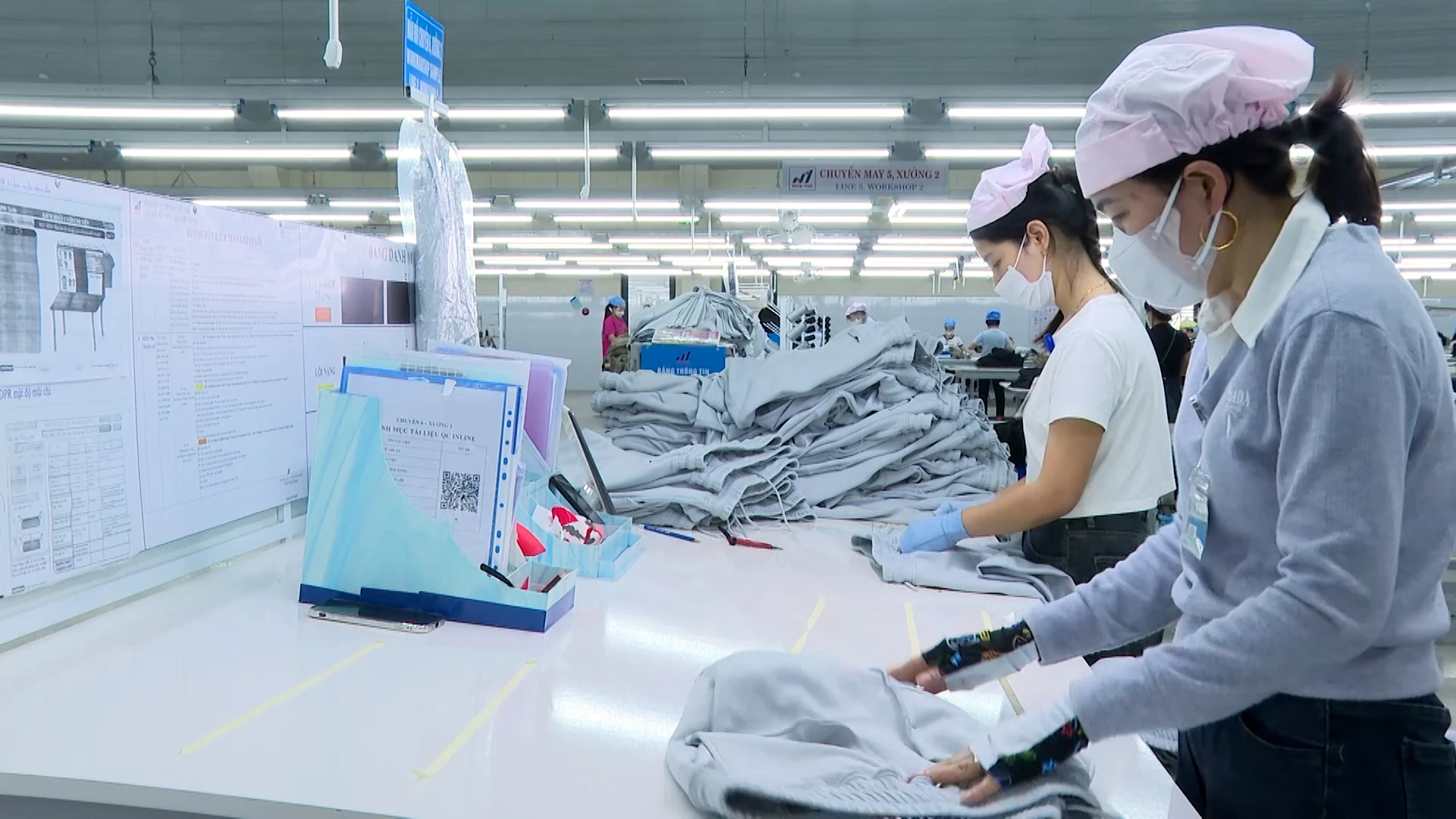 호아토-트리우퐁 의류 공장의 1,300명이 넘는 노동자들이 새해 첫날부터 출근했다 - 사진: Q.N