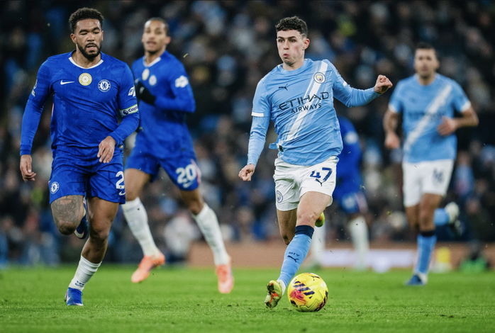 Chelsea memberikan kekalahan menyakitkan kepada Man City pada menit  ke-90+4, memberikan keuntungan besar bagi Arsenal.