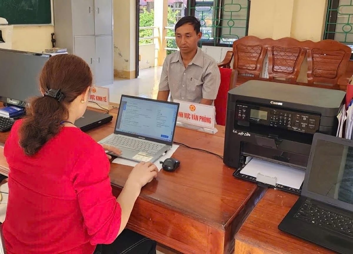 Tjänstemän vid kommunens offentliga administrativa servicecenter fokuserar på att tillämpa digital teknik för att hantera arbetet i Pa Ủ kommun. Foto: Gió Pư. Cán bộ Trung tâm Phục vụ hành chính công xã chú trọng ứng dụng công nghệ số trong giải quyết công việc tại xã Pa Ủ. Ảnh: Gió Pư.