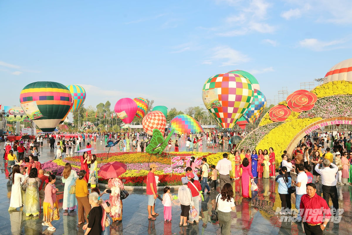 Du khách tham quan chụp ảnh với các khinh khí cầu tại Festival Hoa - Kiểng Sa Đéc. Ảnh: Lê Hoàng Vũ.