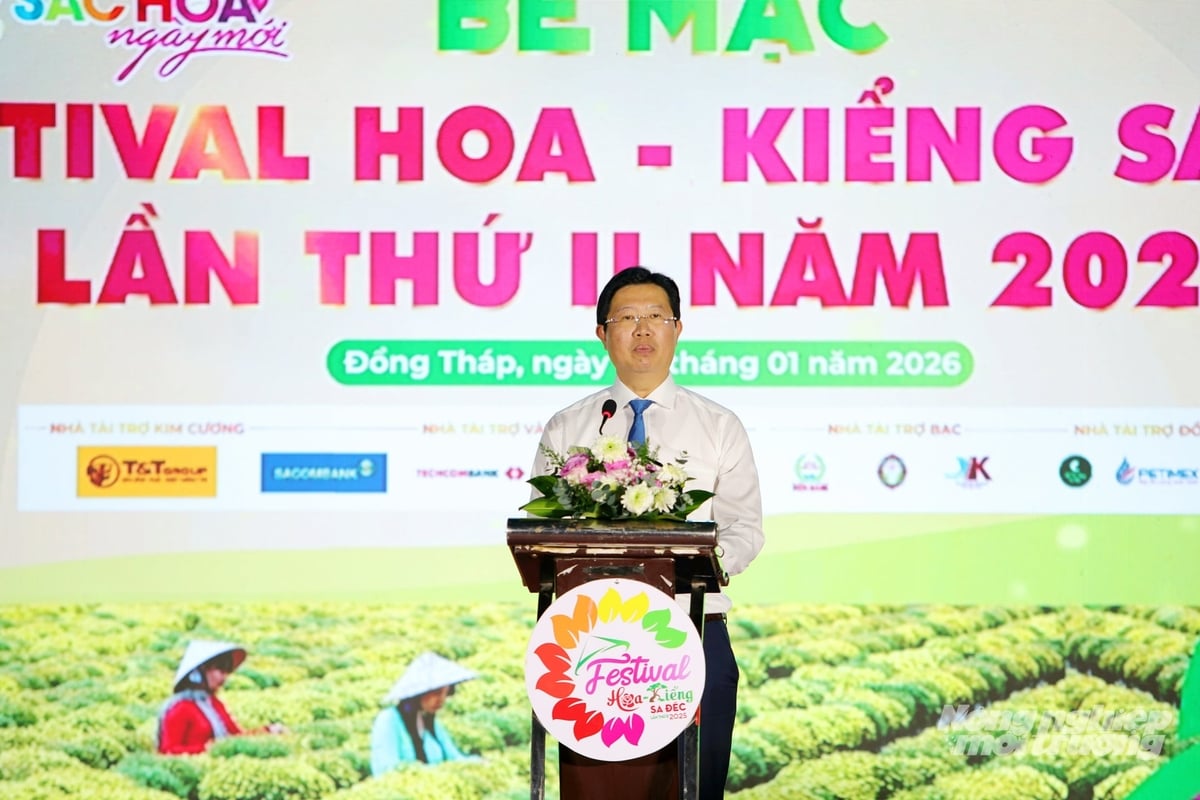Phó Chủ tịch UBND tỉnh Đồng Tháp Huỳnh Minh Tuấn phát biểu trong đêm bế mạc. Ảnh: Lê Hoàng Vũ.