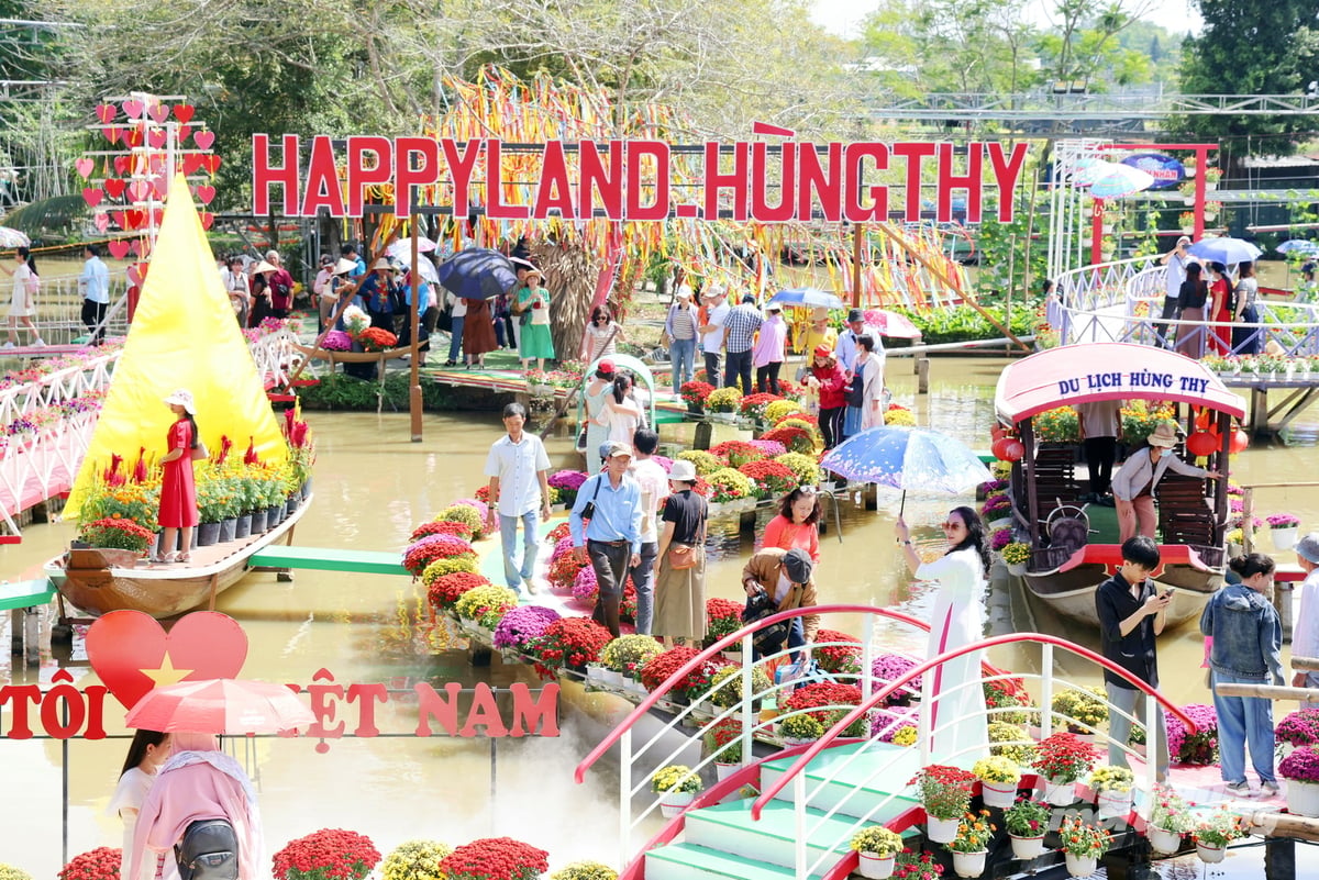 Du khách tham quan Làng hoa Sa Đéc tại Festival Hoa - Kiểng Sa Đéc lần 2. Ảnh: Lê Hoàng Vũ.