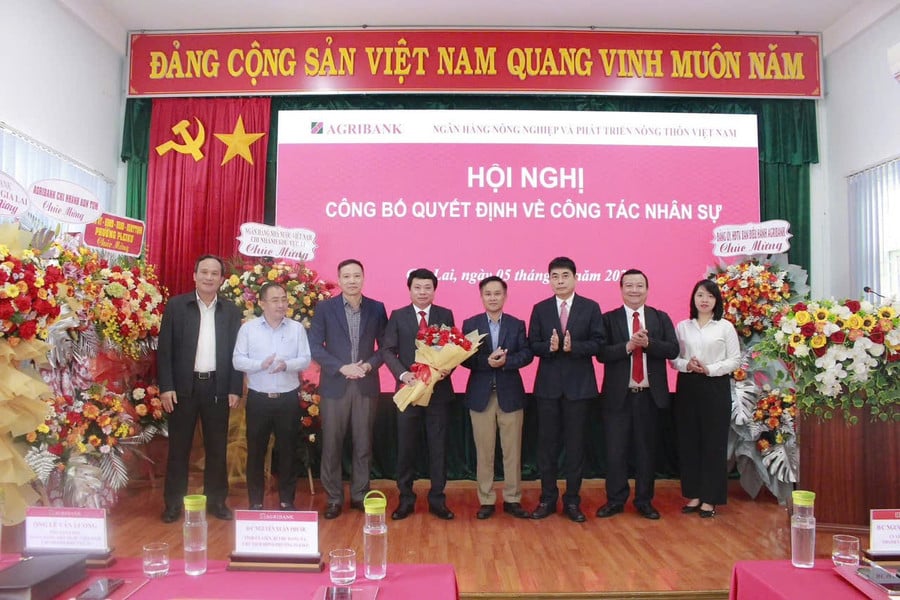 cac-dai-bieu-du-hoi-nghi-chuc-mung-ong-tran-quang-tuan.jpg