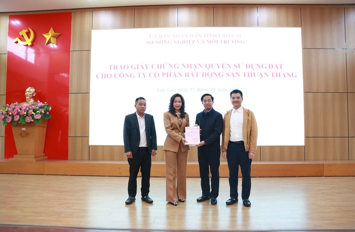 Ông Trần Minh Sáng, Giám đốc Sở Nông nghiệp và Môi trường tỉnh Lào Cai, trao Giấy chứng nhận quyền sử dụng đất cho Công ty Cổ phần Bất động sản Thuận Thắng. Ảnh: Thanh Ngà.
