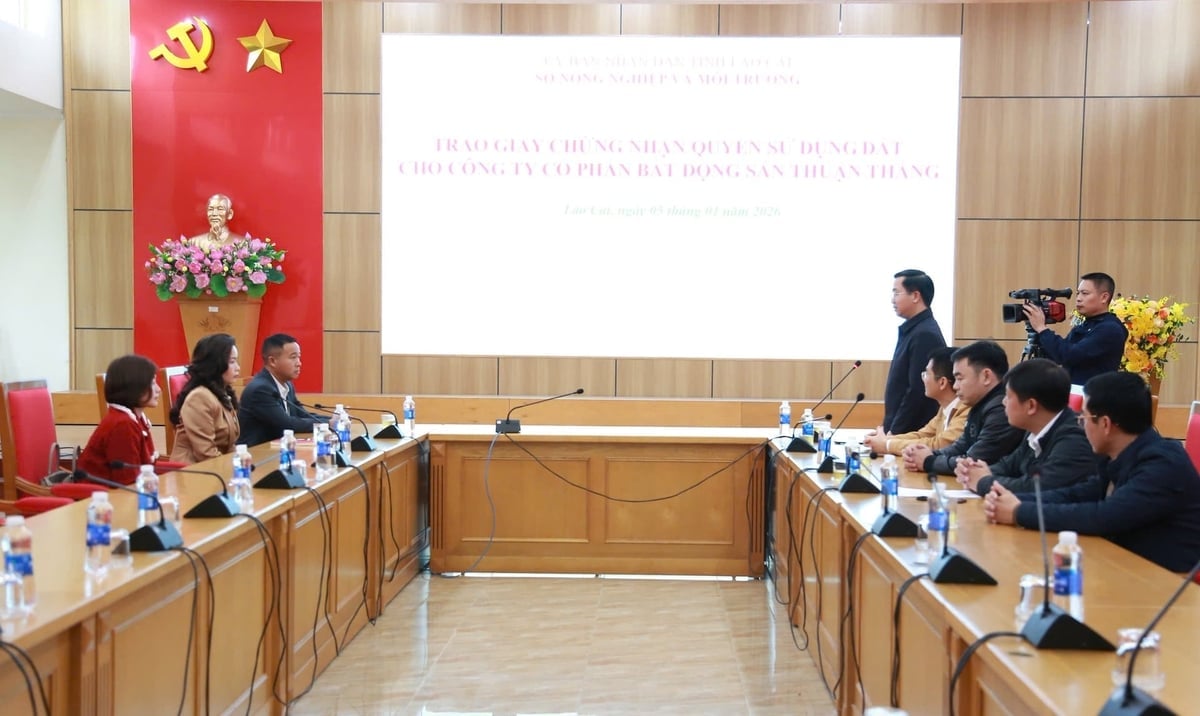 Chỉ trong chưa đầy một tuần, Sở Nông nghiệp và Môi trường tỉnh Lào Cai liên tiếp trao Giấy chứng nhận quyền sử dụng đất cho các nhà đầu tư thực hiện dự án trên địa bàn. Ảnh: Thanh Ngà.