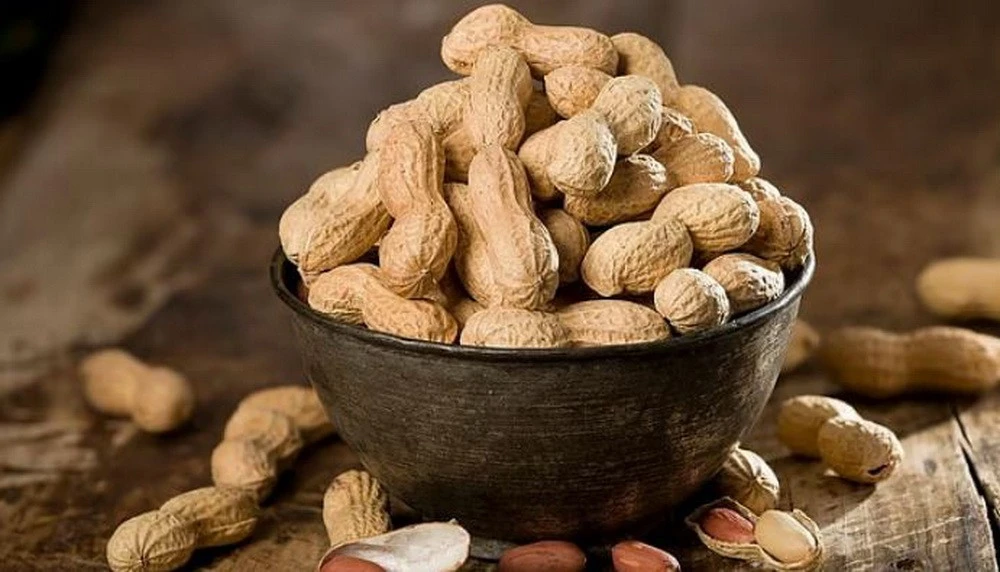 Can eating peanuts incorrectly be life-threatening?