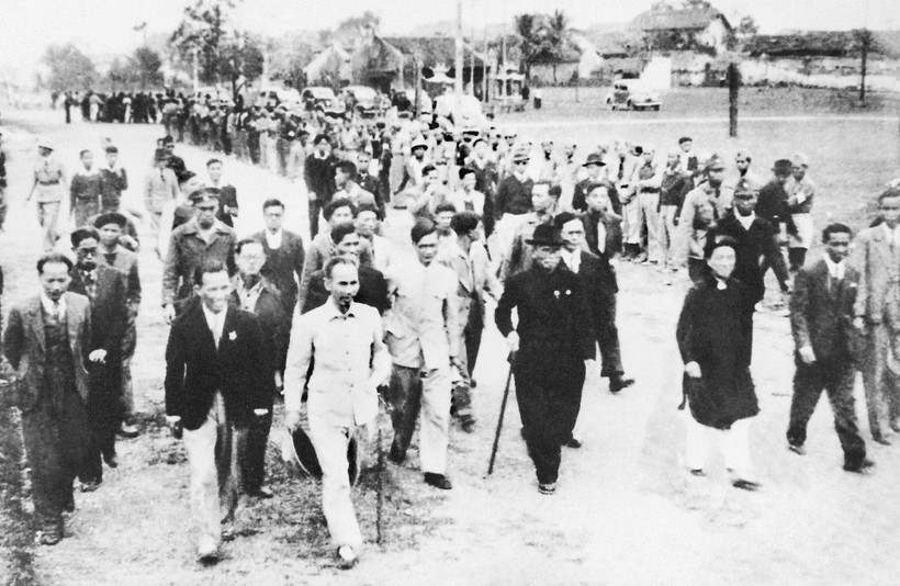 ประชาชนในกรุงฮานอยให้การต้อนรับประธานาธิบดีโฮจิมินห์และผู้สมัครรับเลือกตั้งเข้าสู่สภาแห่งชาติ ฮานอย 5 มกราคม 1946 (ที่มา: พิพิธภัณฑ์โฮจิมินห์)