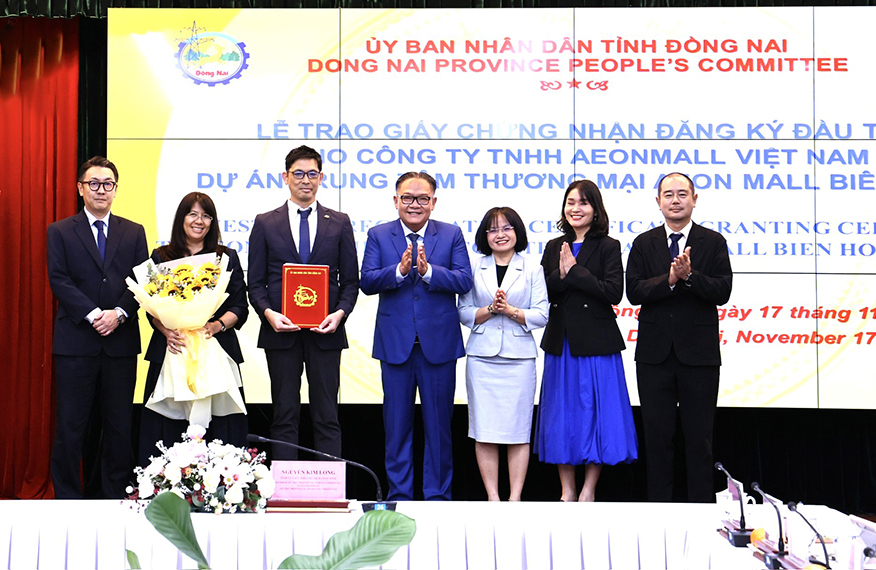 Les membres du Comité permanent du Parti provincial : Nguyen Kim Long, vice-président du Comité populaire provincial, et Truong Thi Huong Binh, directrice du Département des finances, ont présenté le certificat d’investissement pour le projet de centre commercial Aeon Mall Bien Hoa en novembre 2025.