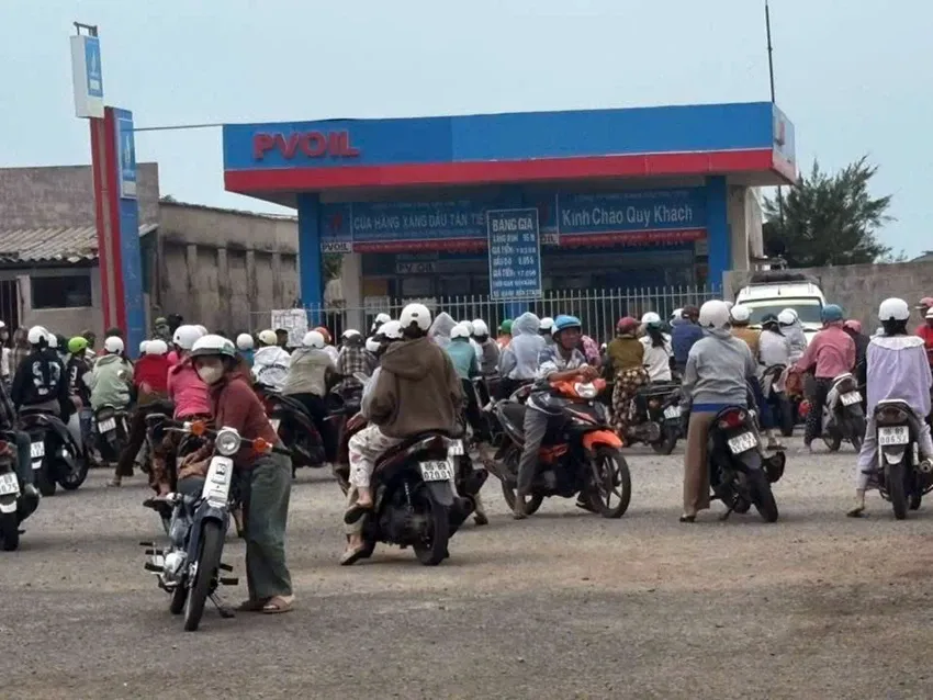 Cây xăng trên đảo Phú Quý mở bán trở lại - Ảnh 1.
