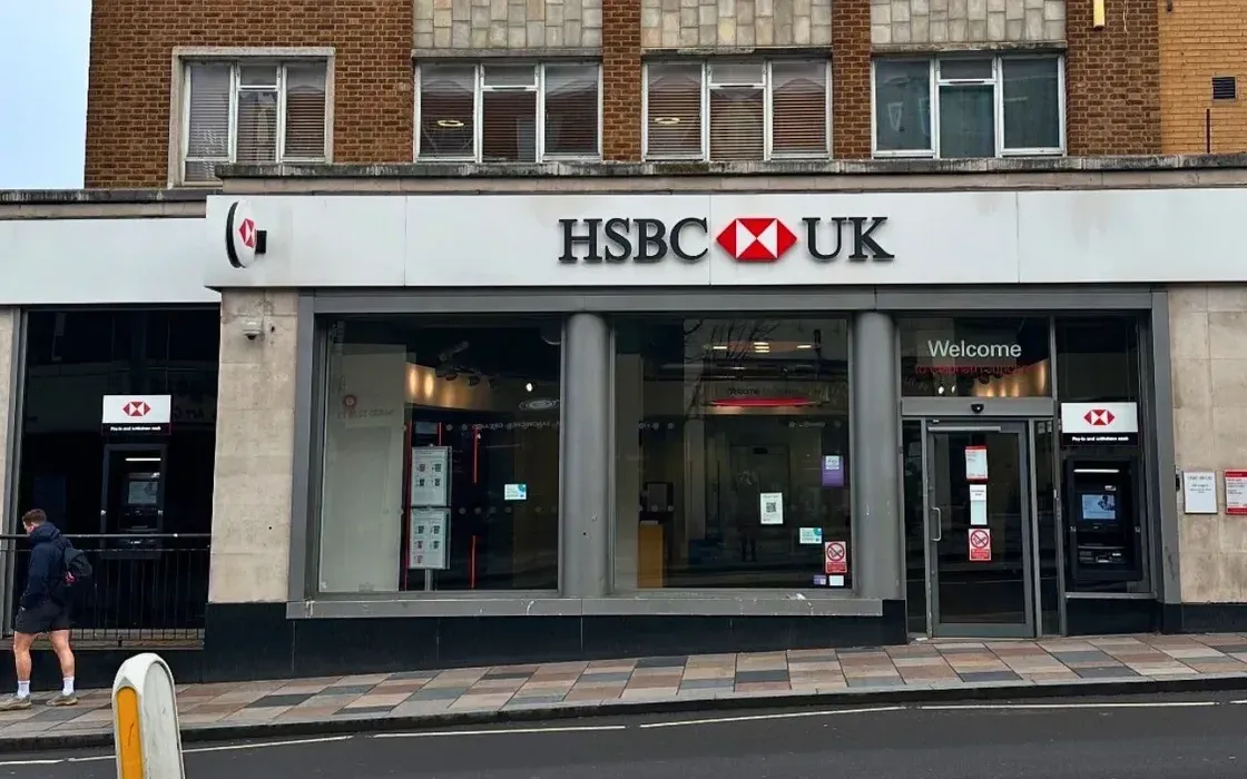 HSBC è diventata la prima grande banca del Regno Unito a ridurre i tassi sui mutui quest'anno. HSBC đã trở thành ngân hàng lớn đầu tiên tại Vương quốc Anh cắt giảm lãi suất thế chấp trong năm nay