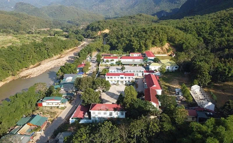 A construção da Escola Primária e Secundária com Internato de Son Thuy está sendo acelerada.