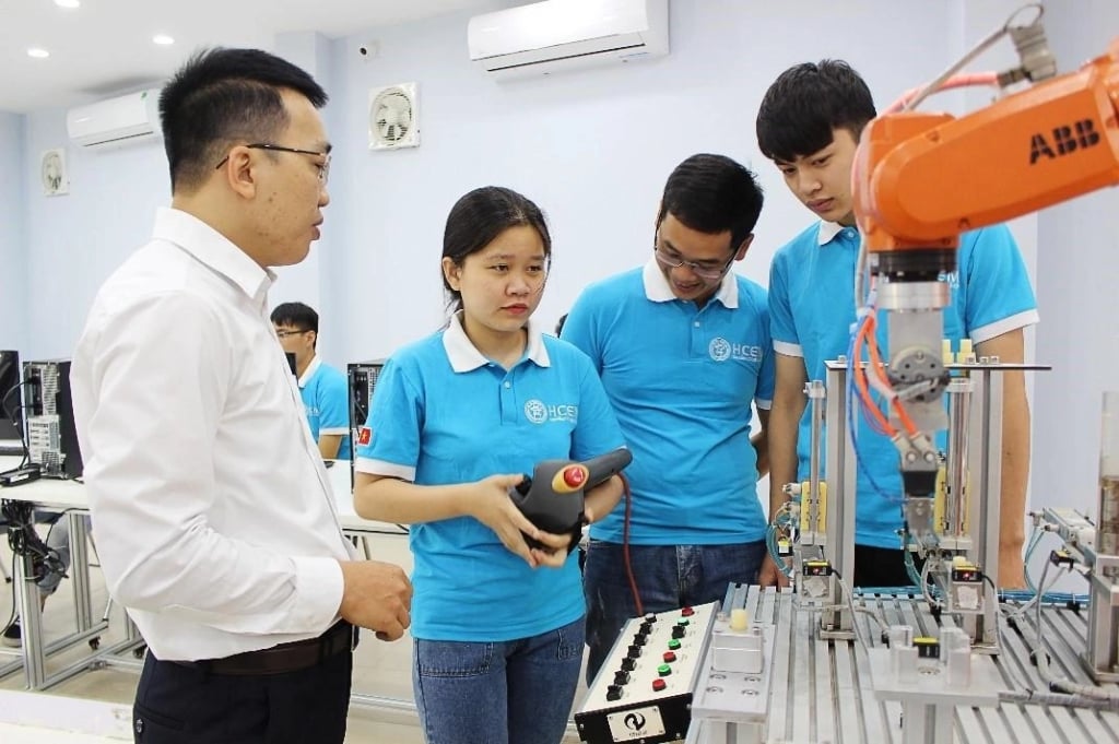 Sinh viên trường Cao đẳng Cơ điện Hà Nội. Ảnh: HCEM