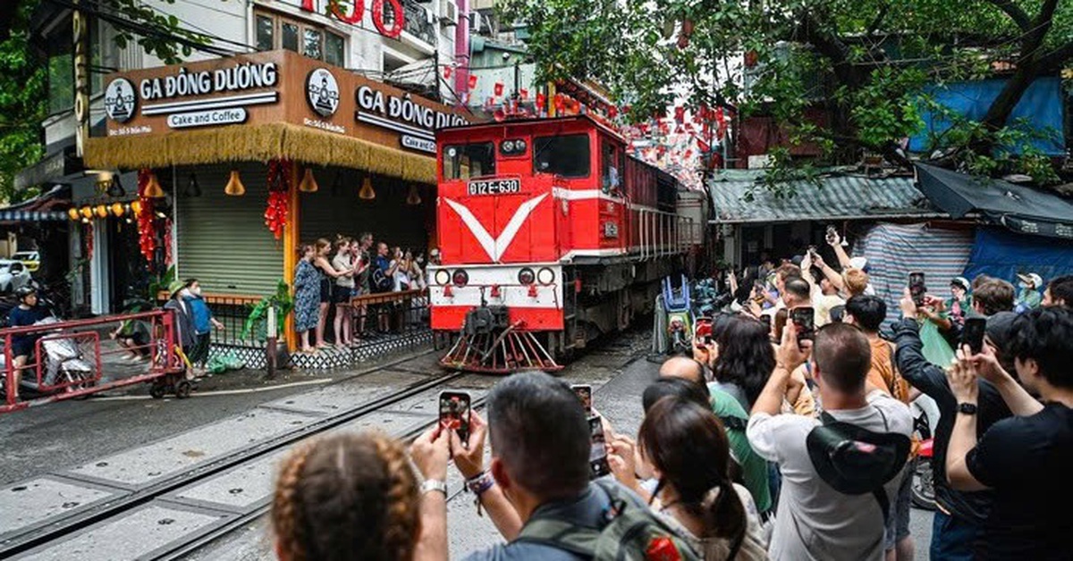ハノイの「鉄道カフェ」区間、列車運行停止へ