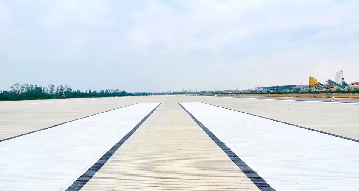 Dự án mở rộng sân bay Vinh đang được hoàn thành. Ảnh: Phạm Tuân.
