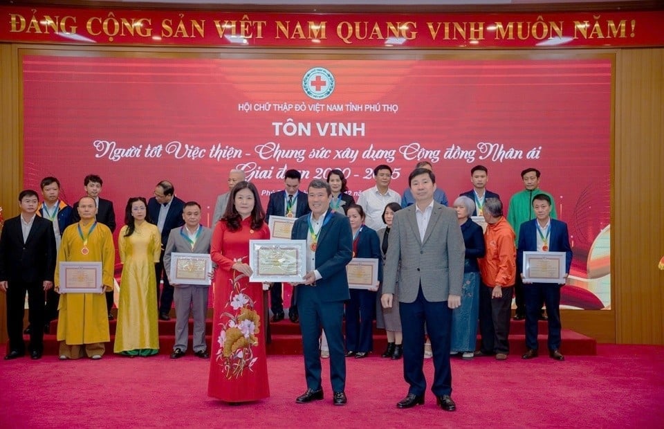 Ông Nguyễn Quang Vinh - Phó Giám đốc PC Phú Thọ tại lễ tôn vinh các đơn vị tiêu biểu trong các hoạt động xã hội trên địa bàn tỉnh. Ảnh: PC Phú Thọ.