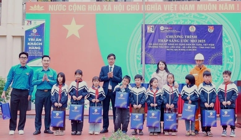 Chương trình 'thắp sáng ước mơ 2025' tại trường Tiểu học Liên Hoà, Phú Thọ. Ảnh: PC Phú Thọ.