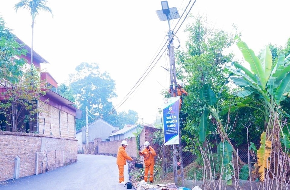 Chương trình 'thắp sáng làng quê', lắp đặt miễn phí hệ thống chiếu sáng tại các tuyến đường nông thôn. Ảnh: PC Phú Thọ.