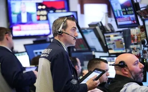 Pedagang di Bursa Saham New York, Amerika Syarikat. (Foto: THX/VNA) Giao dịch viên tại sàn chứng khoán New York, Mỹ. (Ảnh: THX/TTXVN)