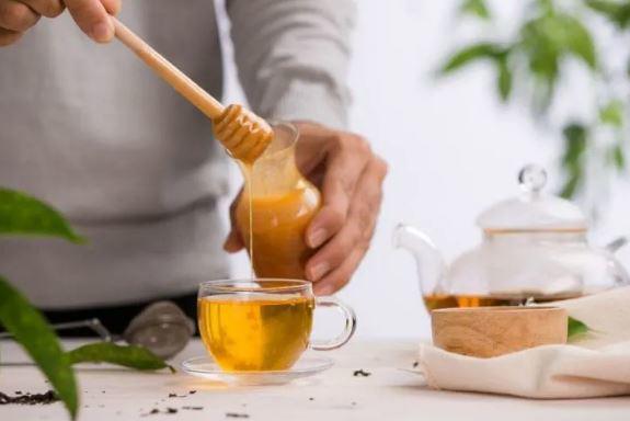trà xanh pha mật ong