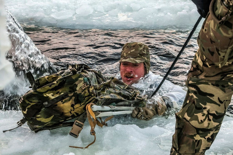 ノルウェーとの合意を最終的に締結した英国は、北極圏に大規模な部隊を