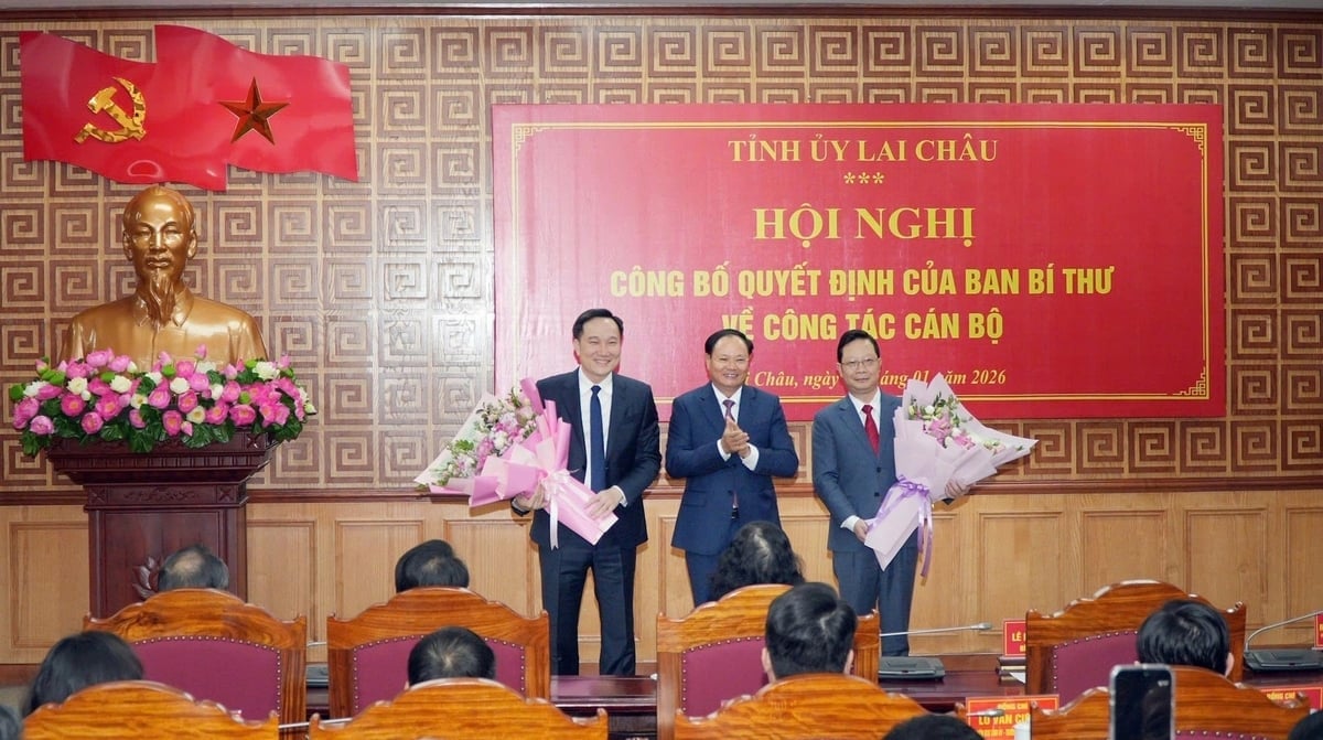 Il segretario provinciale del Partito di Lai Chau, Le Minh Ngan, porge dei fiori per congratularsi con il signor Nguyen Tuan Anh (a sinistra) e il signor Nguyen Ngoc Vinh (a destra) per la loro nomina ai nuovi incarichi nel Comitato permanente del Partito provinciale. Foto: Nguyen Chanh. Bí thư tỉnh ủy Lai Châu Lê Minh Ngân tặng hoa chúc mừng ông Nguyễn Tuấn Anh (bên trái) và ông Nguyễn Ngọc Vinh (bên phải) nhận nhiệm vụ tại Ban Thường vụ Tinh ủy. Ảnh: Nguyễn Chanh.