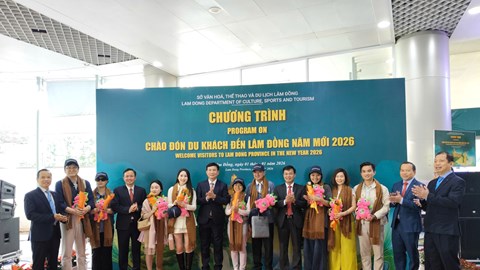 La provincia de Lam Dong ofrece regalos a los primeros turistas del año.