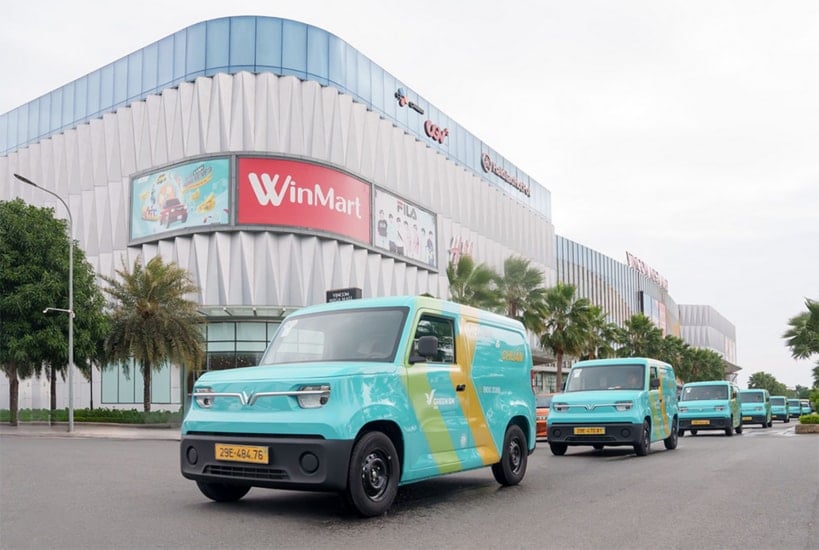 Una flotta di camion elettrici VinFast EC Van alla cerimonia di lancio del servizio Green SM Van ad Hanoi.