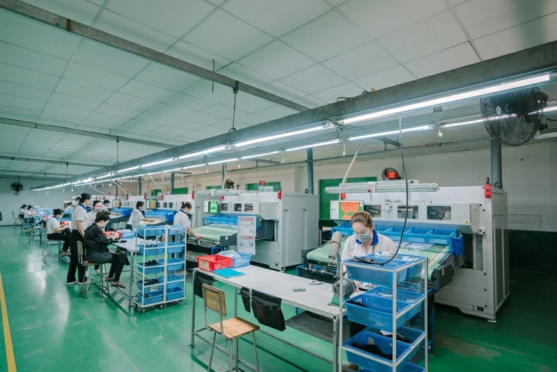 Công nhân làm việc trong một xưởng cung cấp cho PUMA tại Việt Nam.