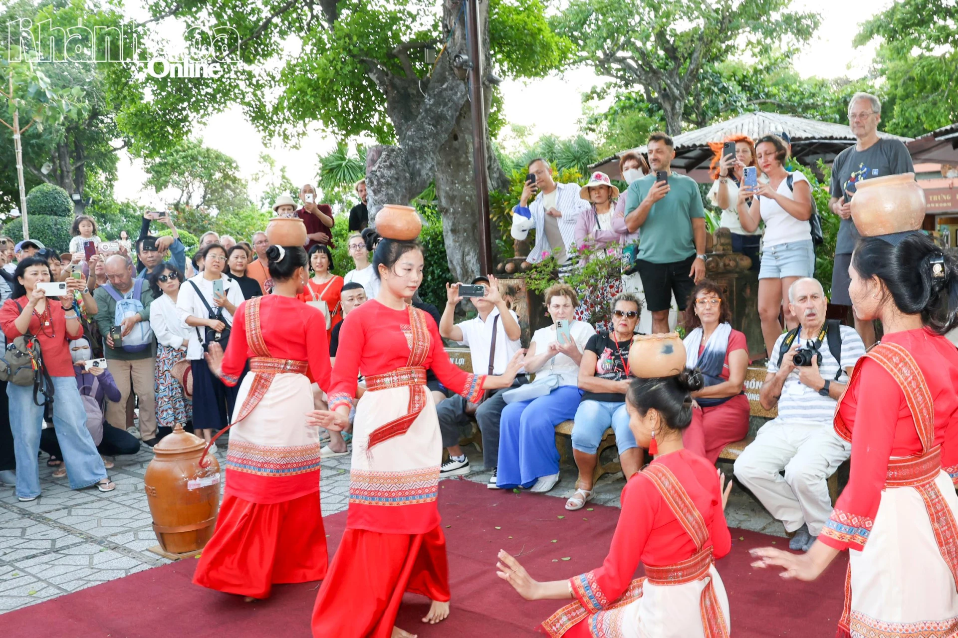 Pelancong antarabangsa meneroka budaya tradisional orang Cham apabila melawat Menara Po Nagar Cham, sebuah tapak bersejarah negara yang istimewa.