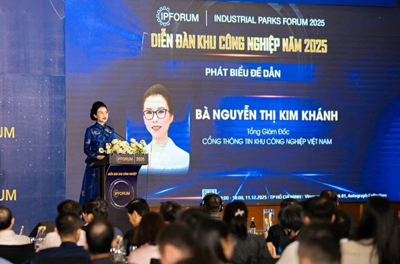Mme Nguyen Thi Kim Khanh – Directrice générale du Portail d'information des parcs industriels du Vietnam, s'exprimant lors du Forum des parcs industriels 2025.