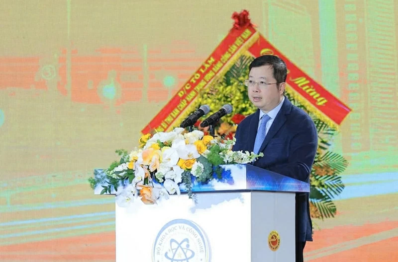 M. Nguyen Thanh Lam, directeur général de la télévision vietnamienne, a prononcé un discours lors de l'émission.