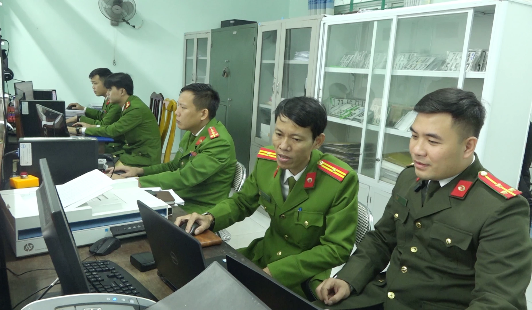 센 응우(Sen Ngu) 면 경찰은 행정 절차에 대한 주민들의 질문에 답하기 위해 소셜 미디어에서 정기적으로 라이브 스트리밍 방송을 진행합니다. - 사진: Q.V